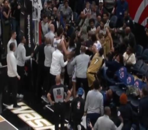 4人被驅(qū)逐！杰林威&尚帕尼推搡米切爾被打到雙方爆發(fā)激烈沖突！