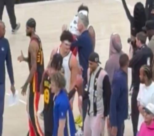 相逢一笑！庫明加賽后和前隊友&科爾擁抱致意還和庫里聊了一會