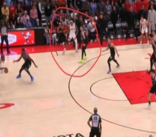 看球入迷了！最后一防希羅漏掉死敵阿門(mén)讓后者完成補(bǔ)籃絕殺