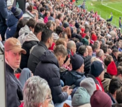 記者：因傷缺戰(zhàn)的諾伊爾來到現(xiàn)場觀戰(zhàn)，他將在國際比賽日后回歸