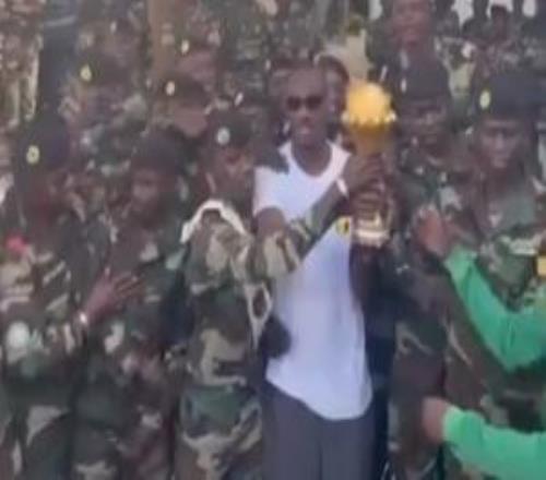 RMC辟謠塞內(nèi)加爾把獎杯送到軍事基地：那是數(shù)周前拍攝的視頻