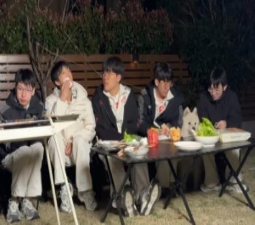 AL分享隊(duì)員團(tuán)建照片：老師再?gòu)?qiáng)調(diào)一遍，上課不要吃東西