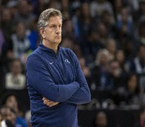 解說：愛德華茲缺陣后森林狼全民皆兵綠軍在第四節(jié)突然斷電