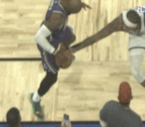 詹姆斯：这是我第二次看到鹰眼回放不知这是否是LBJ专属摄像头