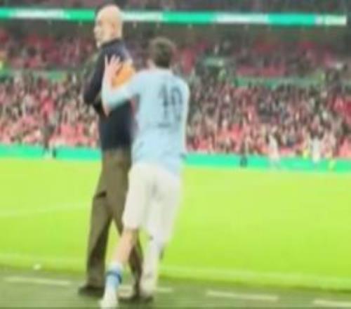 太皮了！謝爾基進(jìn)場(chǎng)慶祝時(shí)背后“偷襲”瓜帥，瓜帥回頭一臉懵