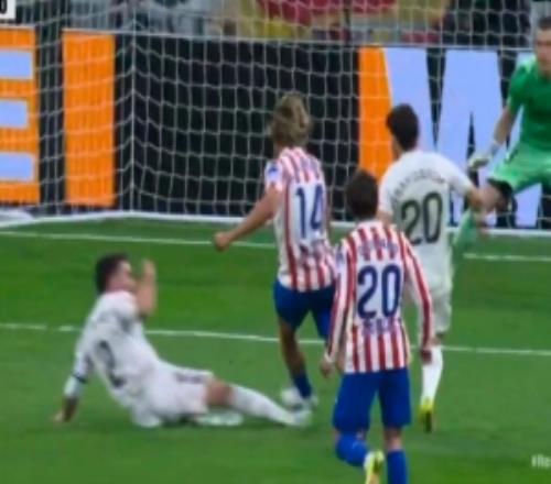 射門被卡瓦哈爾鏟到，略倫特：只能尊重最終決定，抗議反而會(huì)吃牌