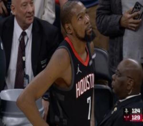 杜蘭特關(guān)鍵時(shí)刻進(jìn)攻犯規(guī)失誤烏度卡噴裁判被直接驅(qū)逐！比賽終結(jié)