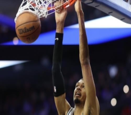 文班本赛季4次砍下至少25+15+5帽0102赛季邓肯后首人！