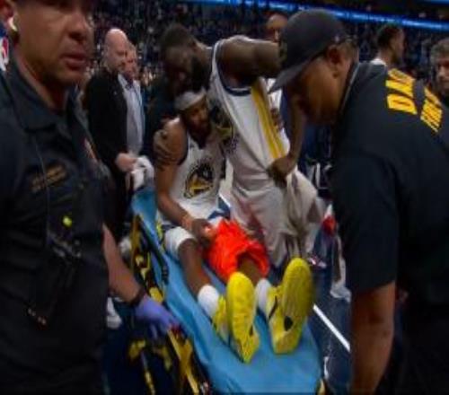 穆迪左膝包滿冰袋坐著擔架車落寞離場！追夢單手摟抱安慰！