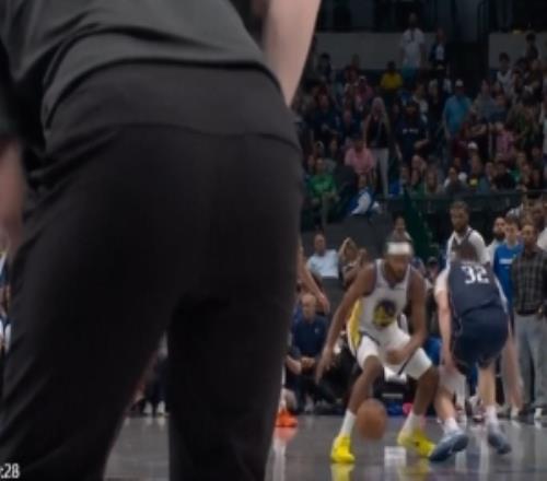 地板太滑了！穆迪受傷前完成搶斷快攻時工作人員還在籃下拖地