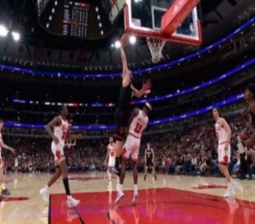 這球很堅(jiān)決！申京轉(zhuǎn)身過人直殺籃下起飛單臂隔扣米勒打進(jìn)加罰