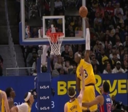 大帽拖哈被裁判吹干擾球！詹姆斯：裁判說那球在往下落