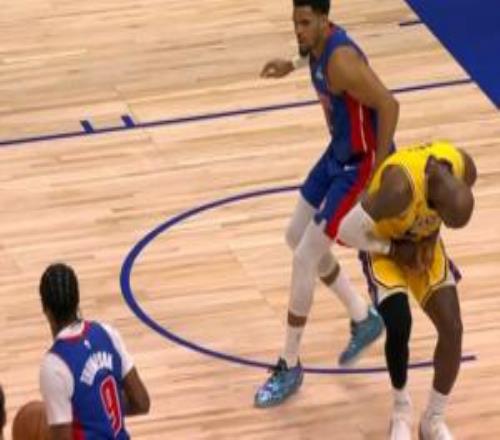 詹姆斯談傷勢：搶球時(shí)手指卡在球和托哈之間我會(huì)沒事的