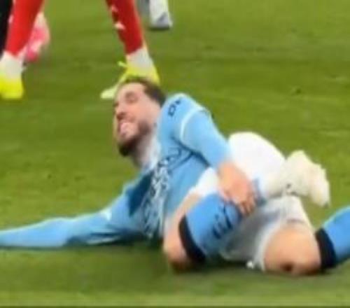 我很疼！我裝的！謝爾基被踢翻痛苦倒地，突然轉(zhuǎn)頭露出神秘微笑