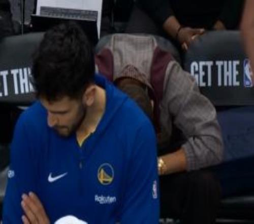 穆迪左膝重傷庫里痛苦抱頭隨后低頭似乎情緒崩潰了