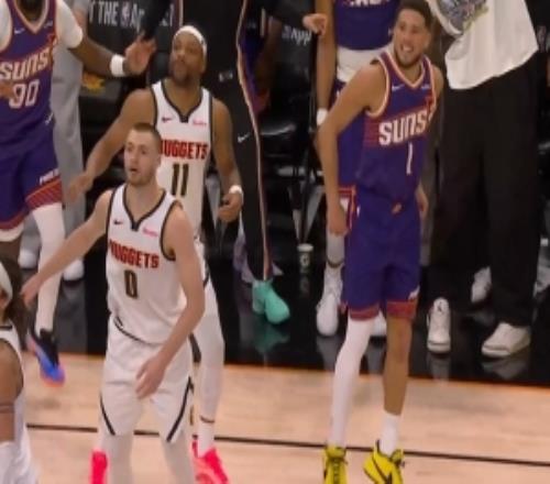 功虧一簣！布克晃開(kāi)防守空位三分絕殺不中