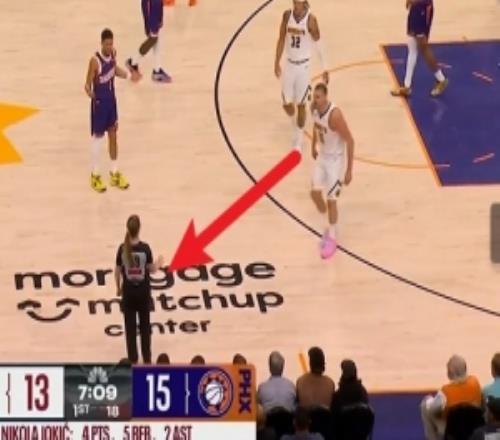 女裁判也不行！掘金包夾搶斷裁判哨聲延遲判犯規(guī)&約基奇怒噴吃T