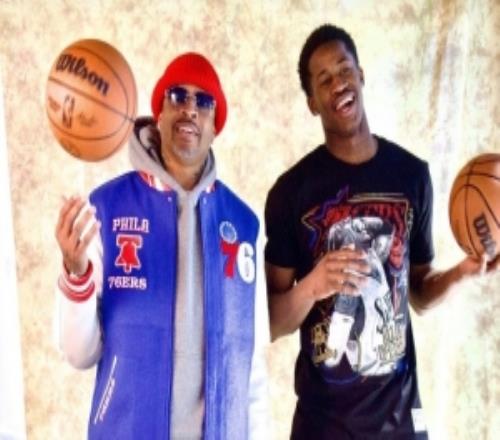 大佬回來了！艾弗森與訓(xùn)練中的76人球員寒暄與埃奇庫姆拍宣傳照