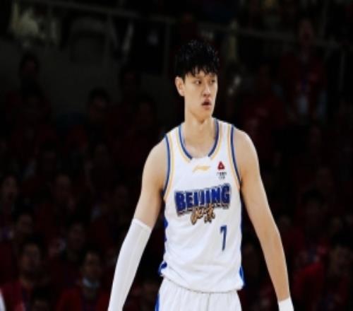 媒體人：雷蒙因傷休息一周曾凡博還是膝蓋的問題&近期不會打