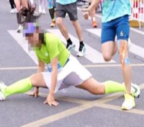 組委會談馬拉松選手“一字馬”：影響后方選手安全，經(jīng)審核后處罰