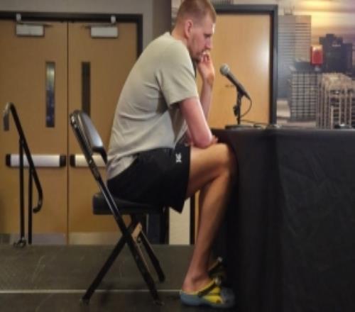 有趣的靈魂！約基奇穿小黃人洞洞鞋接受采訪此前cos該電影角色