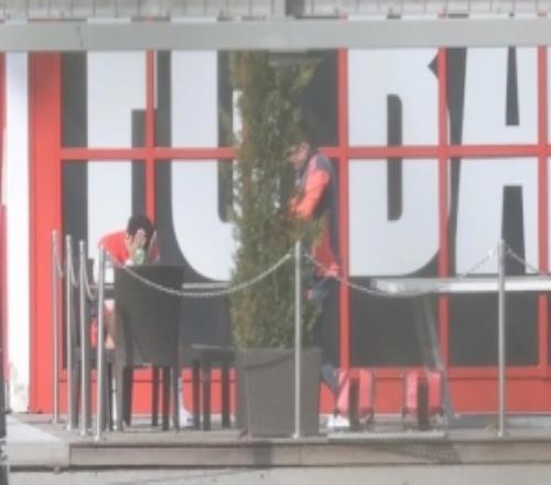 圖片報(bào)：穆西亞拉與康復(fù)教練交談后雙手掩面，疑似康復(fù)進(jìn)度不理想