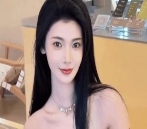 影游《完蛋美女》浩浩妈演员性感新照美爆了超低抹胸装眼神拉丝了