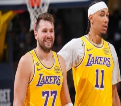 21分10板！雷迪克：隊(duì)友都知道海斯擋拆順下的威脅都會(huì)給他傳球