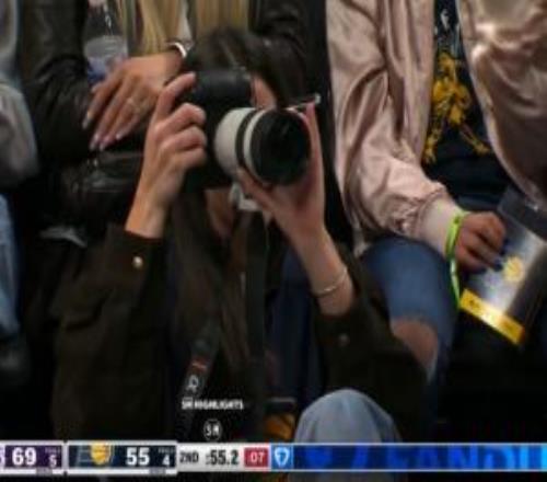 Skip：凱特琳克拉克竟然在場(chǎng)邊拍照步行者需要她上場(chǎng)比賽