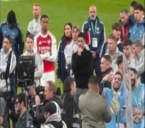 謝爾基領完獎牌后，在失落的阿森納球員前面自拍