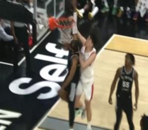 炸了炸了！楊瀚森順下舉火燒天單臂隔扣班克斯！本場9中9！