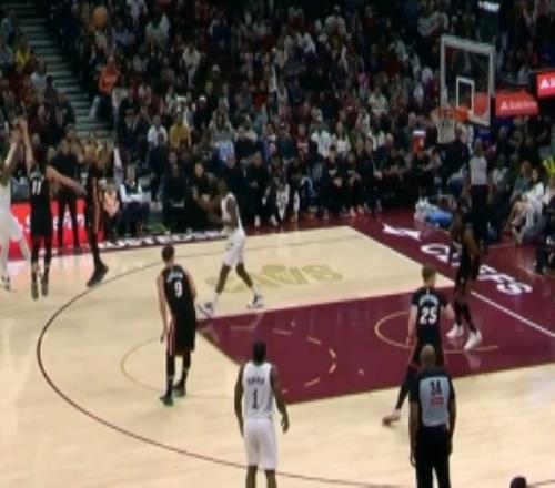 力挽狂瀾！多諾萬(wàn)米切爾連續(xù)三分命中扳平比分單節(jié)獨(dú)得13分