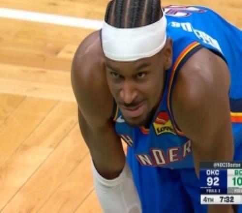 兩個(gè)人都笑了！杰倫布朗強(qiáng)攻亞歷山大對(duì)抗打成2+1