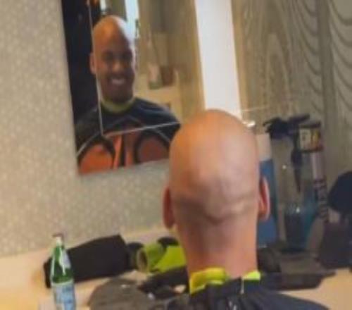 光頭法比尼奧在巴西國家隊(duì)理發(fā)，庫尼亞和兩名隊(duì)友看熱鬧