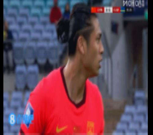 積極主動(dòng)的風(fēng)格！全場(chǎng)比賽邵佳一頻頻站到場(chǎng)邊指揮+大聲呼喊