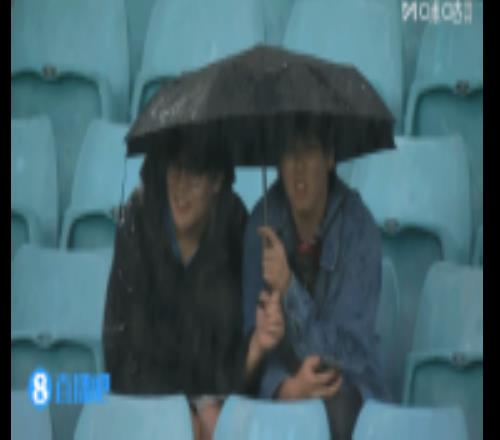 冒雨支持！國足比賽當?shù)貢r間17點開球，球迷現(xiàn)場觀戰(zhàn)撐傘看球