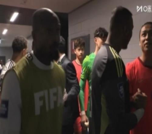 庫拉索首發(fā)門將羅姆與張玉寧曾是隊友，兩人在球員通道打招呼