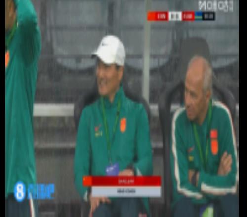 心情不錯開場15秒國足獲得角球，邵佳一面帶微笑