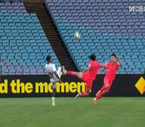 徐彬亮鞋底飛踹！媒體人：徐彬可以換下了，這有點(diǎn)接近武術(shù)動(dòng)作