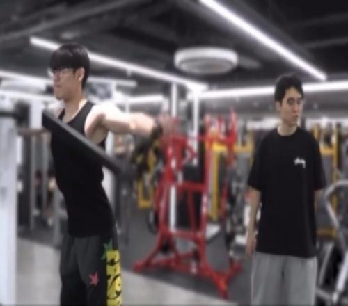Oner分享健身房动态：面不改色的推了5KGUntara在旁边已看呆