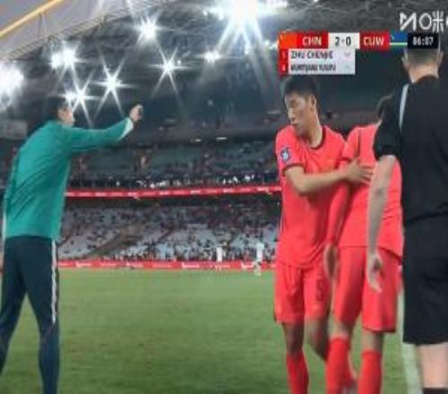 国足继续换人！比赛第86分钟，吾米提江替补登场，换下朱辰杰