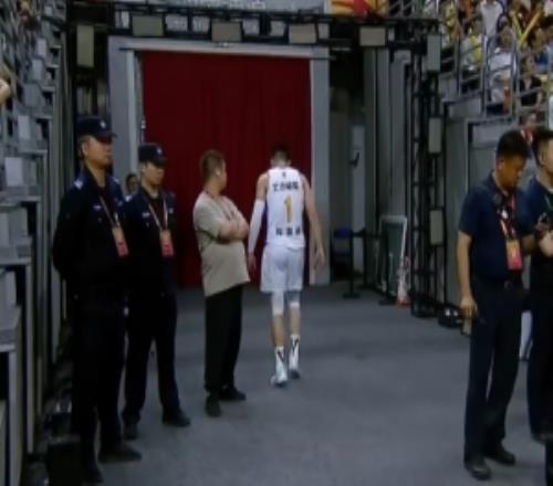 有點突然！陳盈駿離開替補(bǔ)席自己走回更衣室