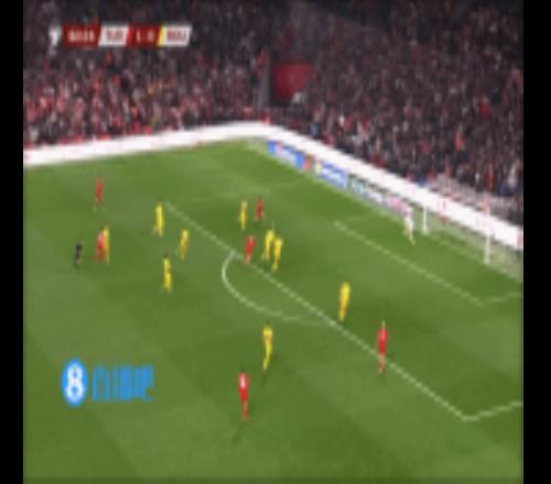 差一點！伊爾迪茲禁區(qū)內(nèi)兜射突施冷箭，足球擊中橫梁外側(cè)彈出