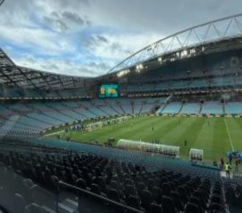 人呢人呢國足賽前半小時馬德興現(xiàn)場曬照，球場幾乎沒有球迷