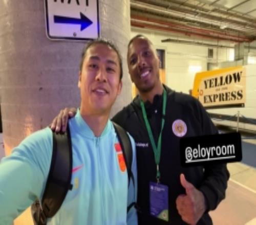 張玉寧社媒曬和庫(kù)拉索門(mén)將羅姆合影，兩人曾在維特斯共事兩個(gè)賽季