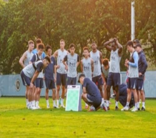 圍在一起的這一刻比戰(zhàn)術(shù)更重要的，是彼此，適合一直放在屏幕里