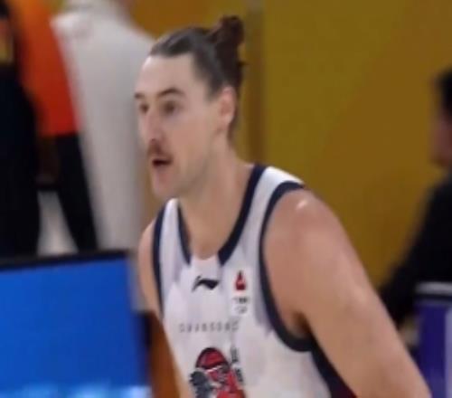 表現(xiàn)很不錯！斯蒂爾迎山東首秀半場6中5高效拿到11分7板