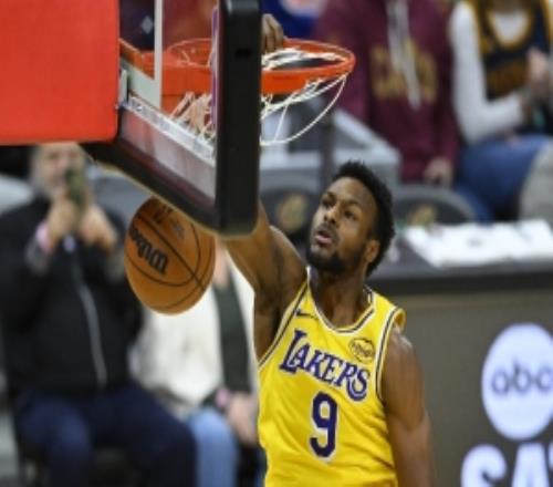 南灣湖人戰(zhàn)勝蘇瀑天空力量布朗尼9分3板5助克內(nèi)克特19分4板2助