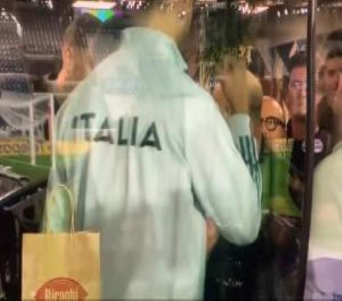 提前開(kāi)香檳意大利球員慶祝波黑晉級(jí)遭批：傲慢無(wú)禮，會(huì)付出代價(jià)