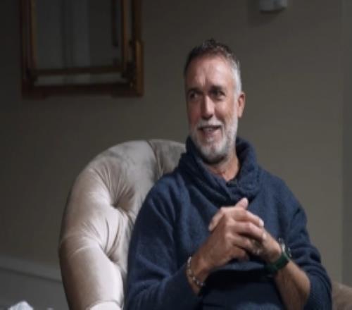 巴蒂：小時候練過體操和芭蕾舞，文化課學費不夠選擇踢足球